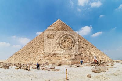 A pirâmide de khafre ou de chephren é a segunda mais alta e a cartazes