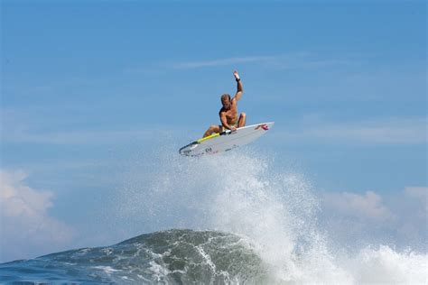 Surfing Trick Guide: 11 Tricks Every Surfer Must Know