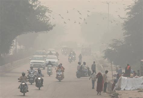 Delhi’s air quality worsens as smog blankets Indian capital