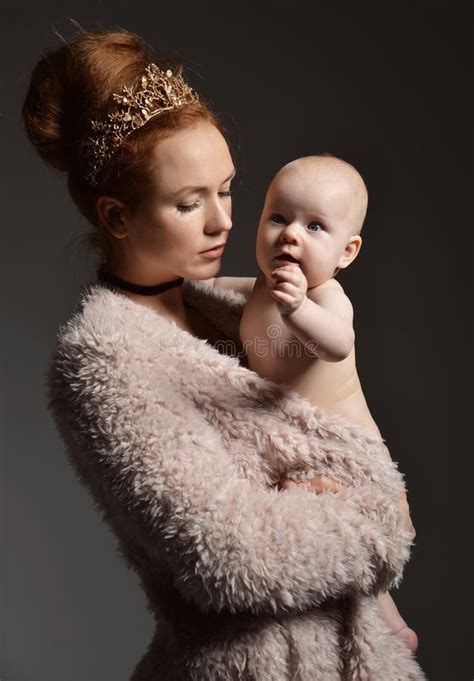Giovane Condizione E Tenuta Della Donna Della Madre Nude La Sua Neonata