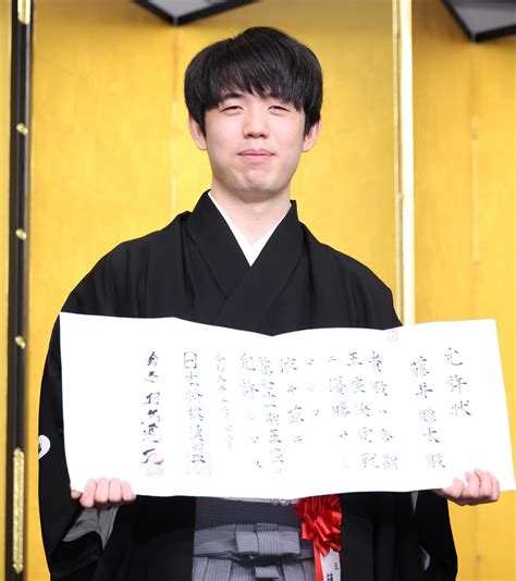 【将棋】藤井聡太王座就位式 師匠杉本昌隆八段が花束要員「研究会はタダ。私も寄付しなきゃ」 社会写真ニュース 日刊スポーツ