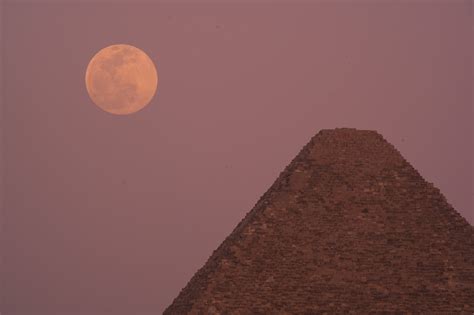 Photographer Lines Up Great Pyramid Moon And Airplane In One Epic