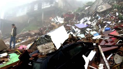 Chuva deixa 12 mortos no Rio de Janeiro e no Espírito Santo