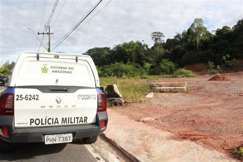 Corpo é achado enrolado a lençol em terreno na Zona Oeste de Manaus