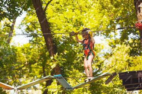 La Chica Concentrada Supera Cuidadosamente Los Obstáculos En El Parque