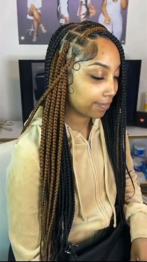 Summer Hairstyle Knotless Braids With Peekaboo Color In Hair