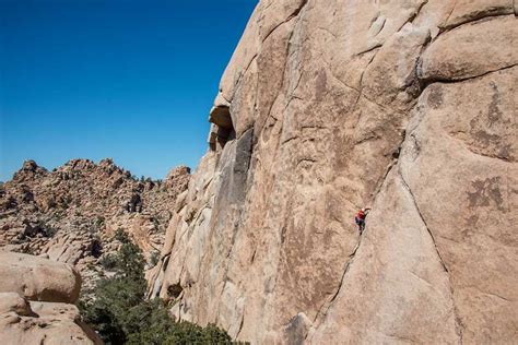 Bouldering vs Rock Climbing – Which is for you? - climbingfacts.com