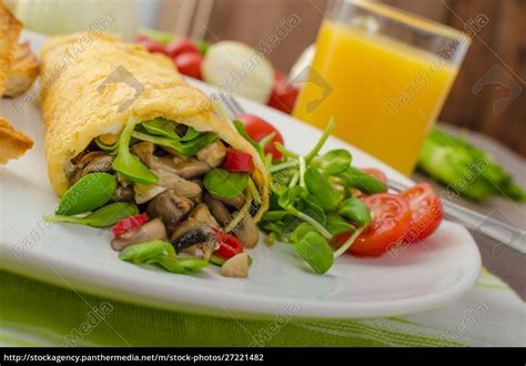 Omelette Gef Llt Mit Pilzen Und Microgreens Stock Photo