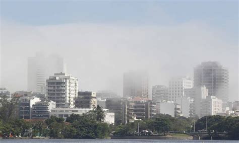 Nevoeiro Trazido Por Frente Fria No Oceano Encobre Prédios No Rio