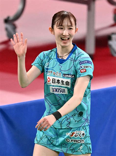 女子シングルス準々決勝で勝利し、笑顔で手を振りながら引き揚げる早田ひな（撮影・中村太一） 早田ひな、貫禄のストレートで4強 全日本卓球