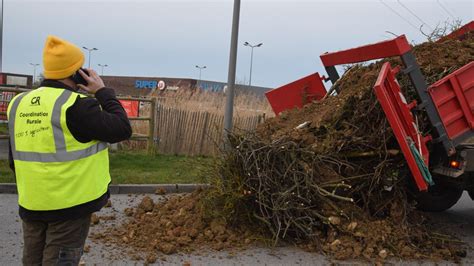 Loudun Actions Coup De Poing Des Agriculteurs En Col Re Devant Les