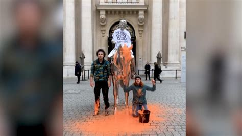 Activistas Ecologistas Lanzan Pintura A Una Escultura Del