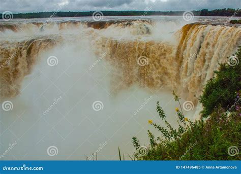 Todos Os Fluxos Que Convirgem Na Garganta Do Diabo Em Foz De Igua U