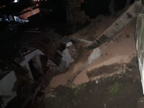 Barranco Desaba E Atinge Casa Na Reden O Em Manaus Amazonas G