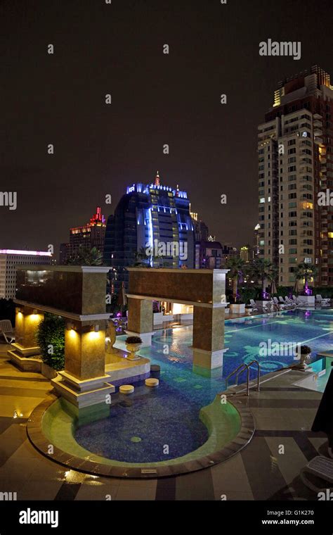 Pool at the "Berkeley Hotel Pratunam" Bangkok in nighttime Stock Photo ...