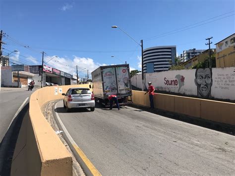 Roda Se Desprende De Caminh O Na Ladeira Geraldo Melo Em Macei