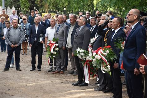 Gniezno Pod Pomnikiem W Lesie Miejskim Upami Tniono Rocznic Wybuchu