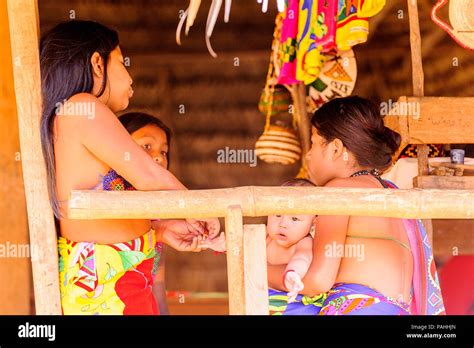 Pueblo Embera Panamá 9 de enero de 2012 Retrato de una familia india