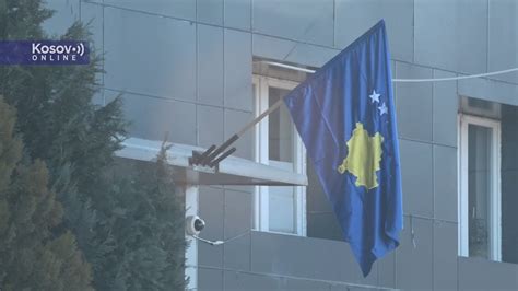 Leposavić Postavljena zastava Kosova iznad ulaznih vrata opštine YouTube