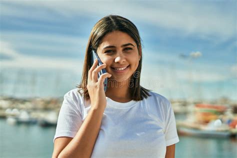 Joven Latina Sonriendo Feliz Hablando Por El Smartphone En La Playa