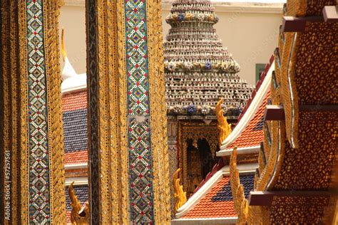 Interior de un palacio en Bangkok Stock Photo | Adobe Stock