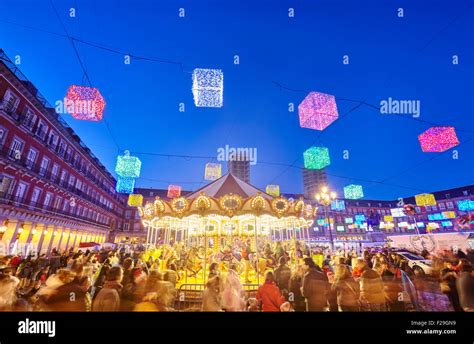 Karussell Auf Weihnachtsmarkt In Plaza Mayor Madrid Spanien