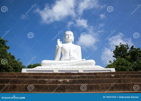 Estatua Blanca De Buddha Mihintale Sri Lanka Foto De Archivo Imagen