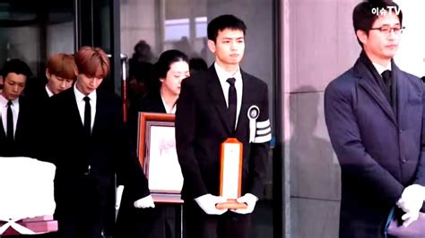 Grieving K Pop Stars Get Together To Carry Shinees Jonghyun To Funeral