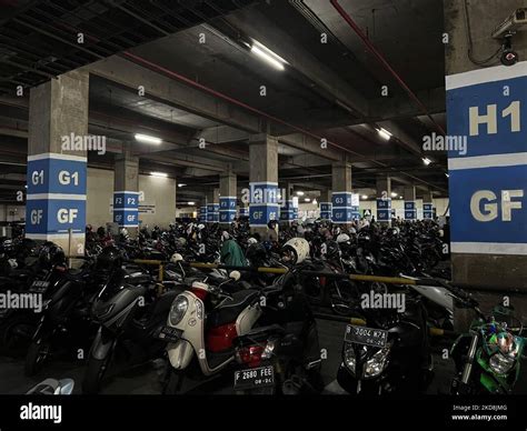 people  itc bsd market  buy clothes  eid al fitr approach