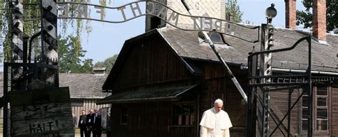 Papa Francesco In Silenzio Ad Auschwitz Il Suo Grido Alla Via Crucis