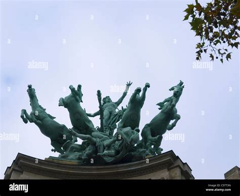 paris statue france paris stock photo alamy