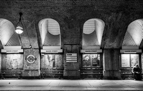 Plataforma En La Estación De Metro De Baker Street Con Ladrillos