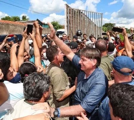 Em ato inédito Flávio Dino multa Bolsonaro por aglomeração Política