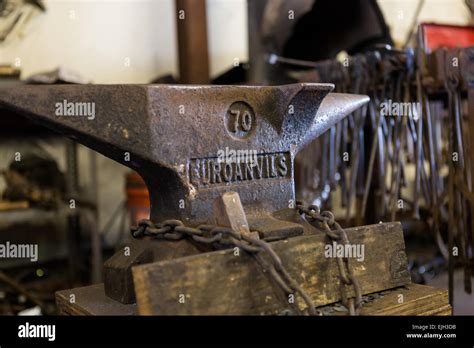 Blacksmith and anvil hi-res stock photography and images - Alamy