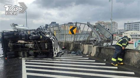 台65線小貨車自撞翻覆！護欄被撞斷 墜至捷運機廠軌道 Tvbs Line Today