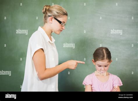 Lehrerin Im Klassenzimmer Fotos Und Bildmaterial In Hoher Auflösung