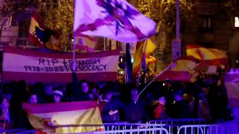 Nueva Noche De Protestas En Ferraz La Policía Carga Contra Los