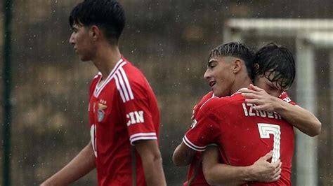 Benfica goleia Portimonense e segue na liderança Iniciados Jornal