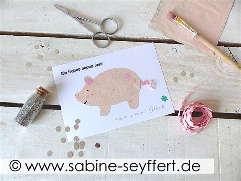 Selbst gemachte Grußkarte mit Glücksbringer Schwein Bastelidee für