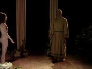 Naked Laura de la Isla in La señora Brackets la niñera el nieto bastardo y Emma Suárez