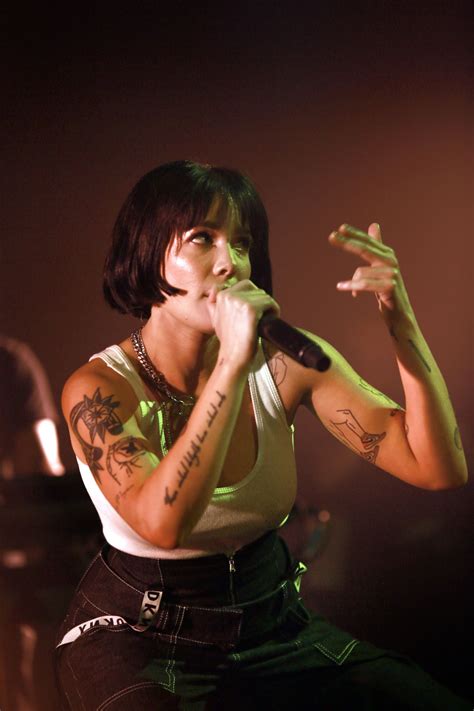 Halsey Performs At Dkny Party 09092019 • Celebmafia