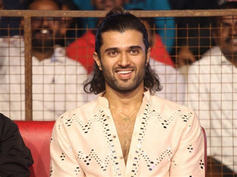 Vijay Deverakonda Nude Photo वजय दवरकड न खचवई Nude तसवर सरफ गलब स ढक ह