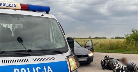 Pirat Ucieka Przed Policj W Rodku Wsi Rozp Dzi Motocykl Do Ponad