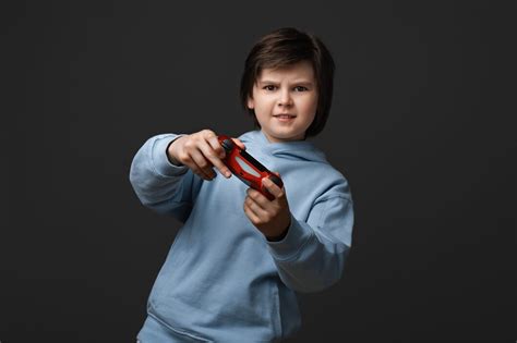 Foto De Menino De 12 Anos Bonito - Retrato de menino bonito de 10-12 anos de idade, vestido com roupas ...