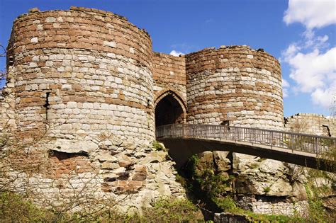 Walks around Beeston Castle - Sandstone Trail