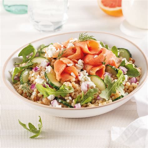 Salade de couscous perlé au saumon fumé roquette et fromage de chèvre