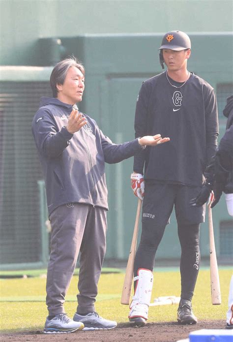 ＜巨人 紅白戦＞試合前、松井氏（左）は秋広にアドバイスを送る （撮影・西川祐介） ― スポニチ Sponichi Annex 野球