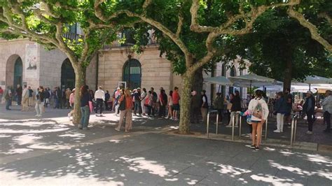 Largas Colas Para Comprar Un Pa Uelo De Los Sampedros De Burgos