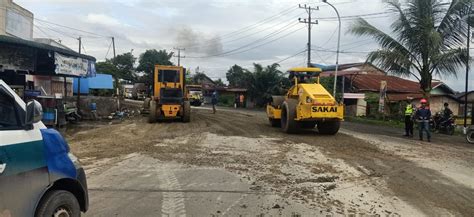 Personil Polres Tebing Tinggi Gotong Royong Bersama Perbaiki Jalan