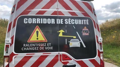 Un Camion Transportant Du Bois Se Couche Sur Lautoroute A28 Dans L